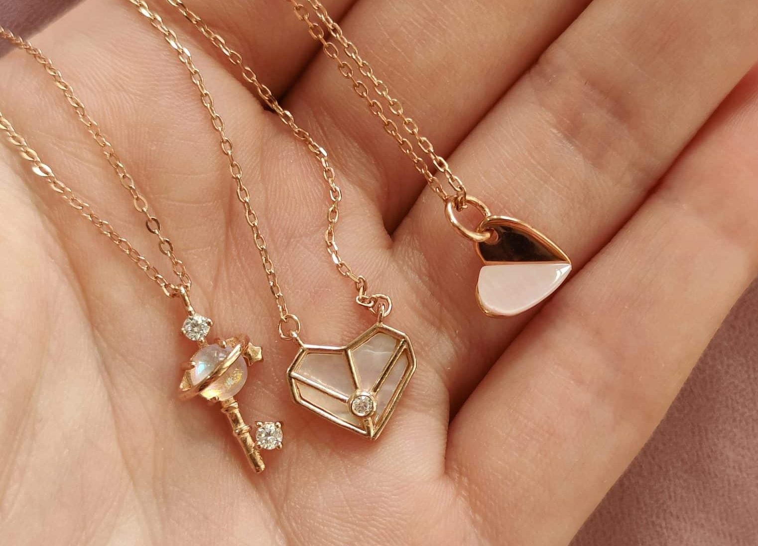 5 Reasons Why Minimalistic Jewellery Pieces Are Perfect Accessories.