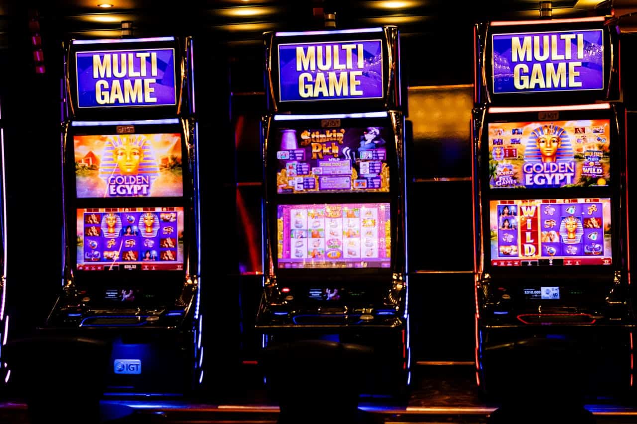 Why You'll Find Some Gamblers Prefer Slot Machines… And Others Live Dealers