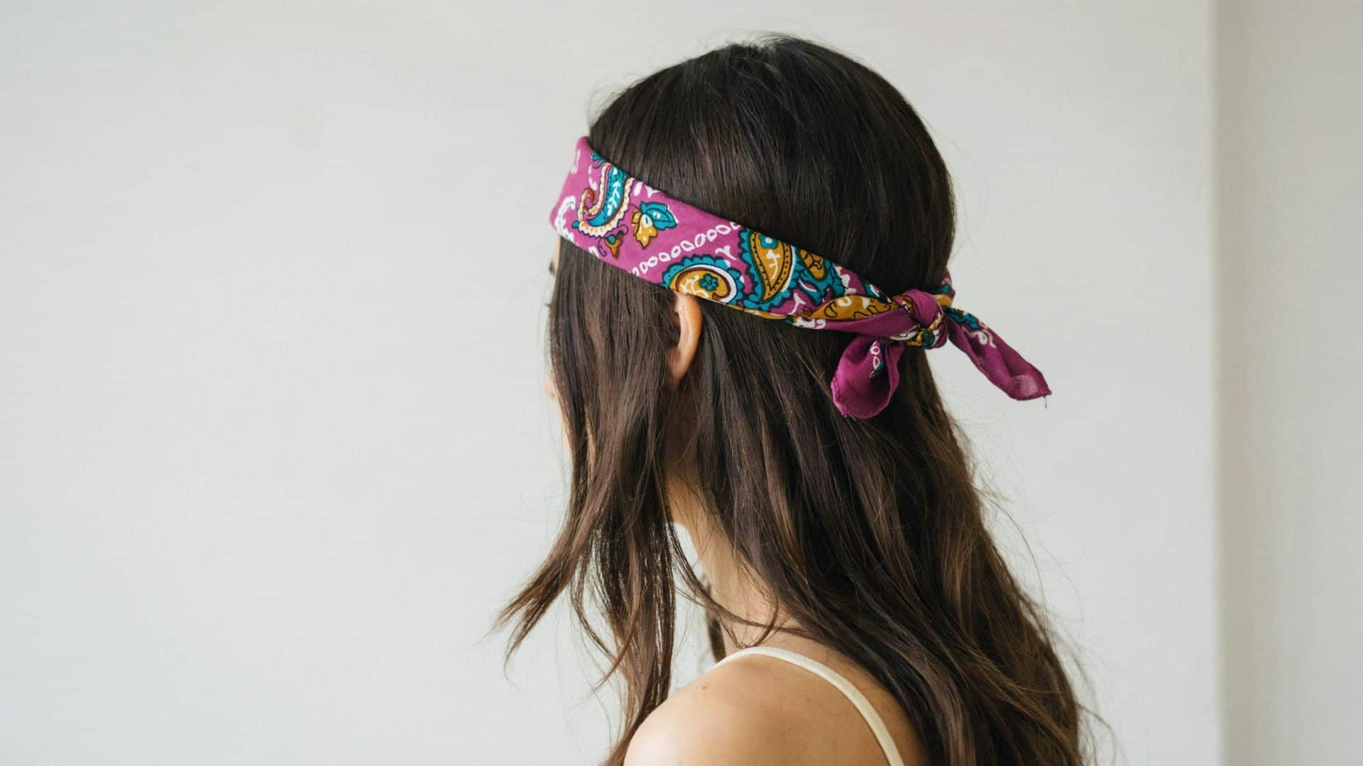 Y2K hairstyle with a colorful bandana wrapped across the crown and loose waves.