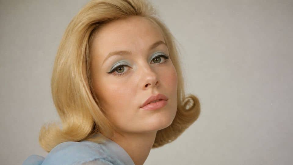 Jean Shrimpton inspired 60s makeup with blended pastel eyeshadow, thin liner, soft lashes, and pink lips