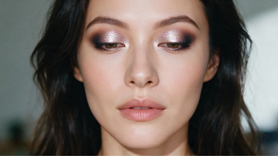 Woman with hooded eyes wearing halo eye makeup with a bright center lid and softly blended darker corners