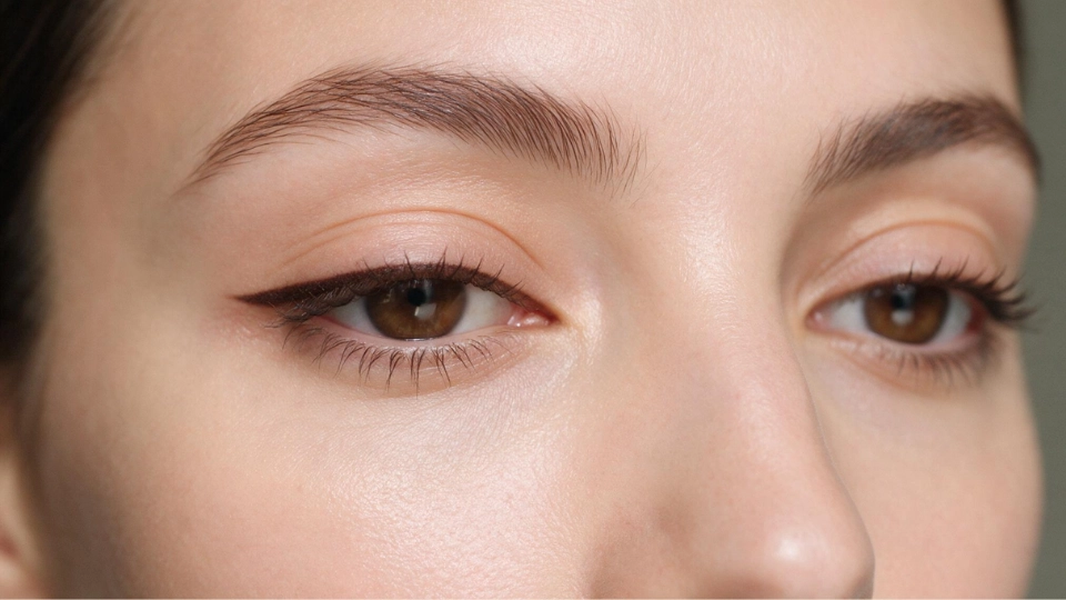 Woman with hooded eyes wearing minimal eye makeup with tightlined lashes and natural mascara definition