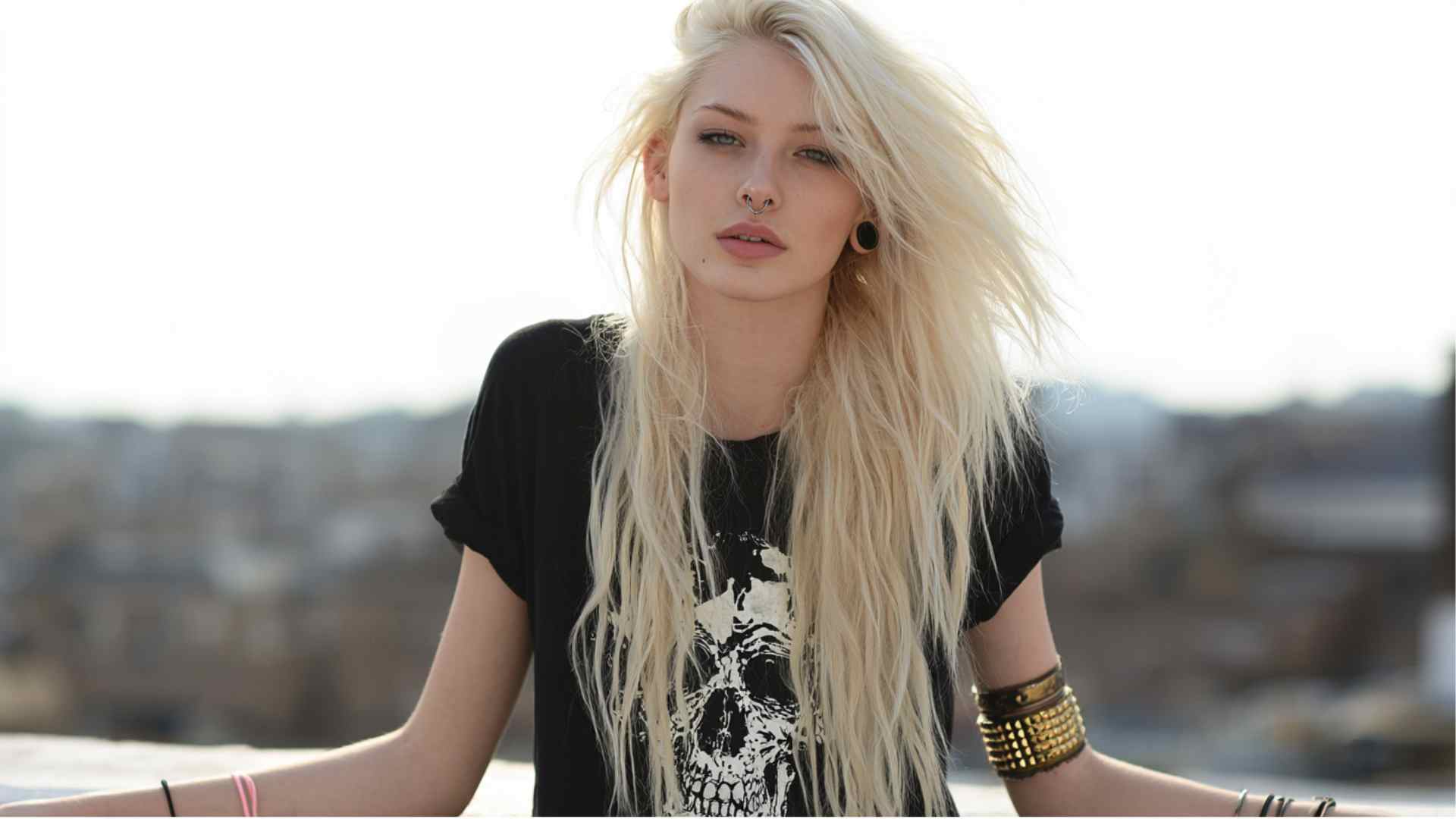 Bleached grunge hairstyle with pale blonde lengths and dark roots