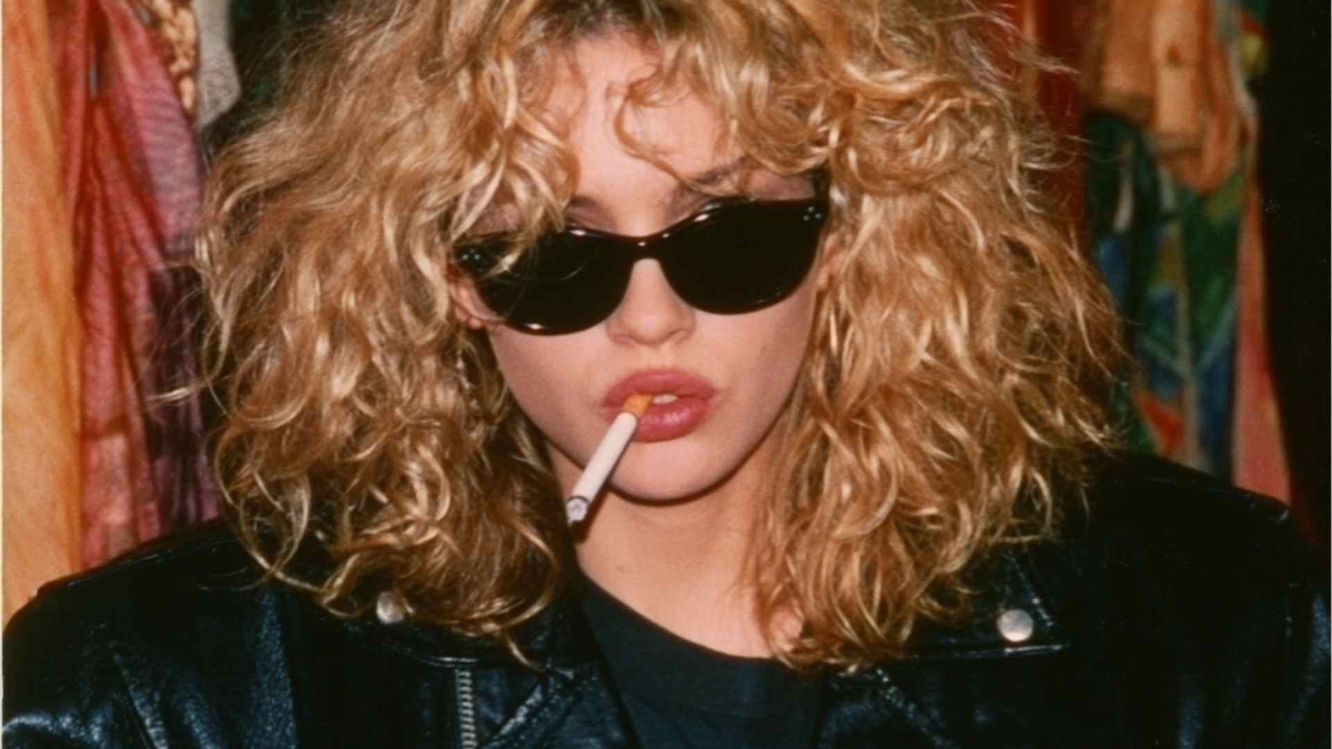 Shoulder length 90s grunge hair with loose layers and natural movement