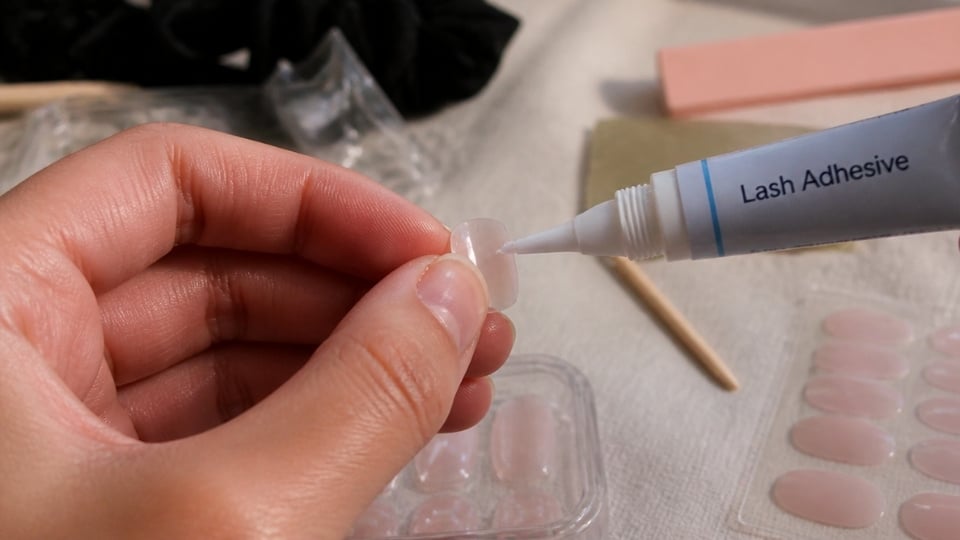 Latex free lash adhesive used carefully as a short term fake nail attachment method