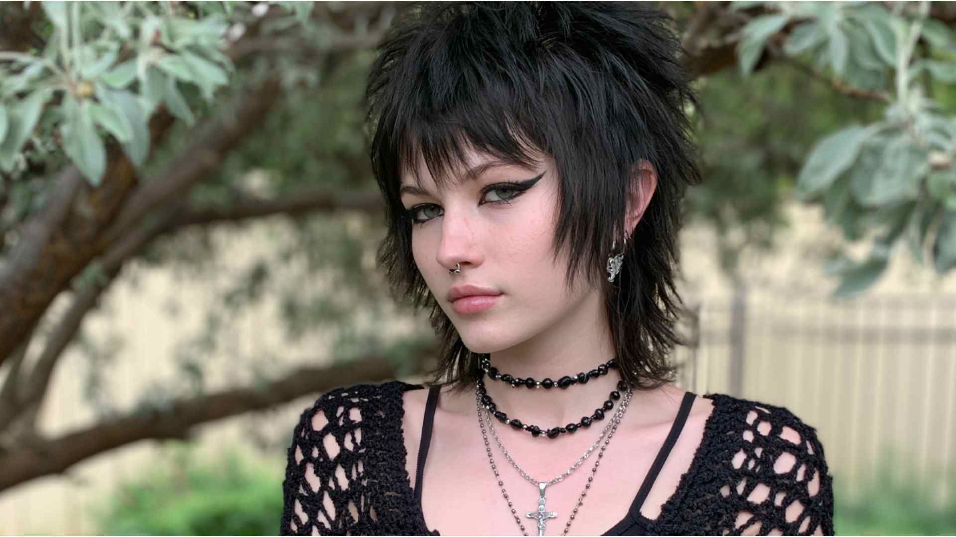 90s inspired grunge hairstyle with choppy layers and undone waves