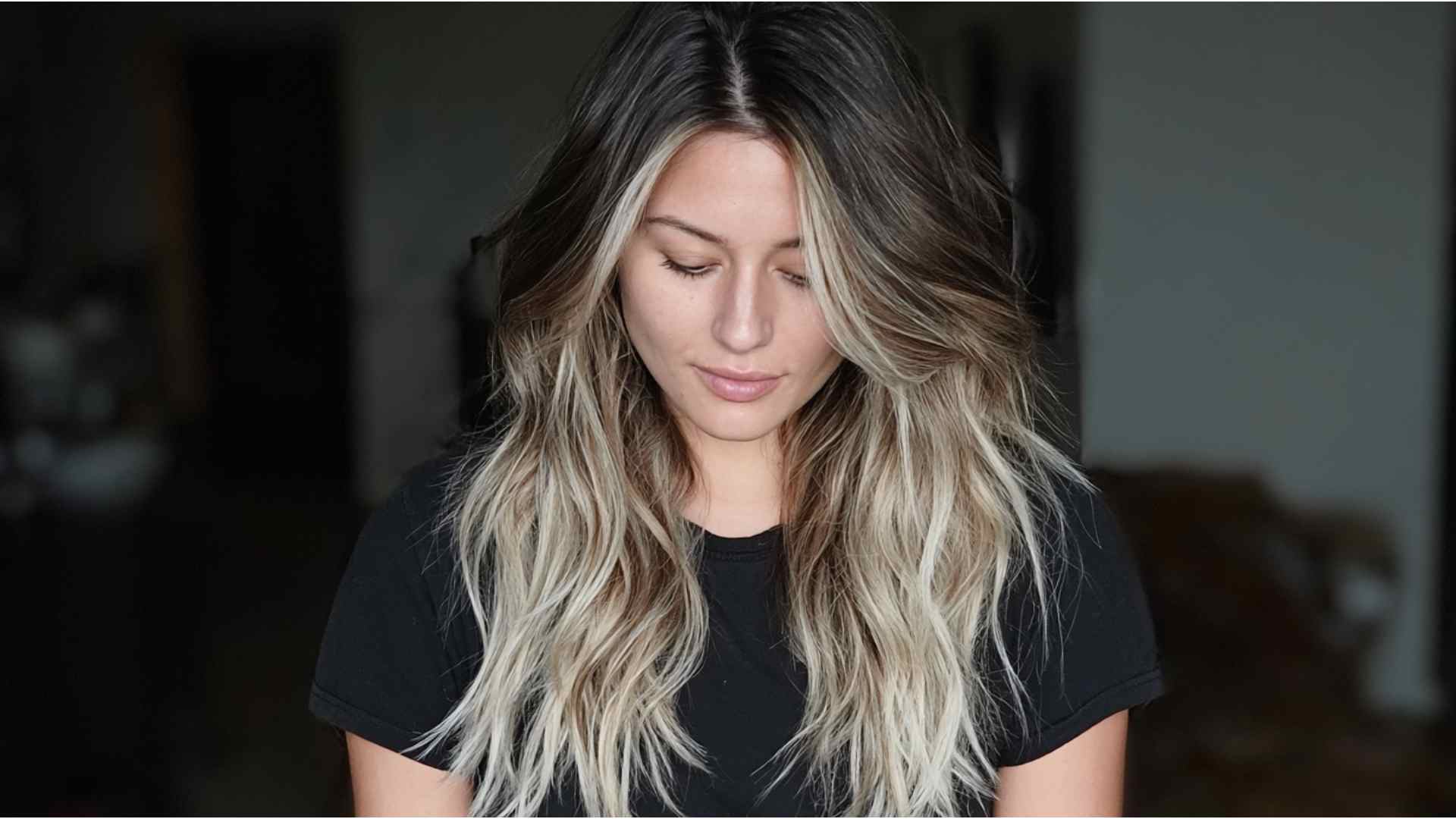 Layered grunge hair with natural waves and a loose, undone finish