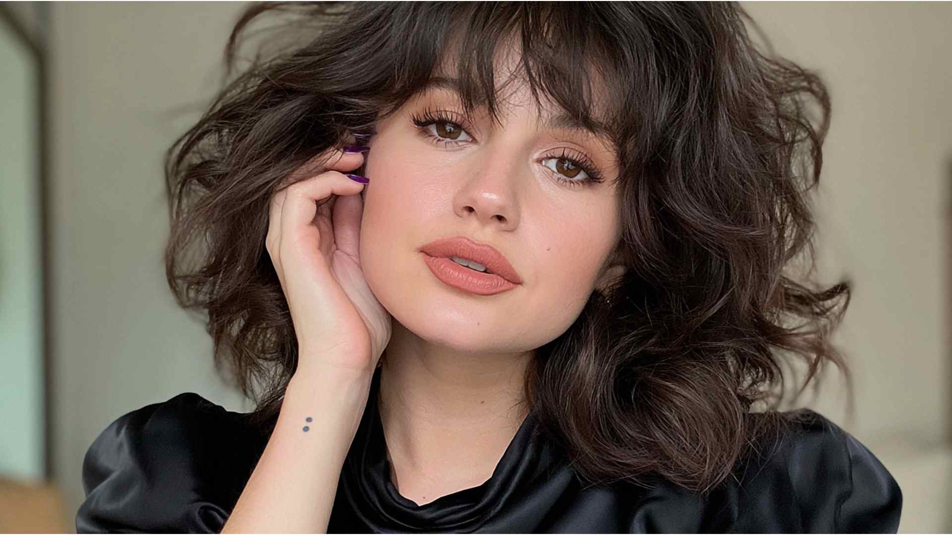 Short shag with heavy layers and separated choppy bangs
